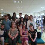 les élèves du club avec les trois bibliothécaires de Fleury (assises devant) et la documentaliste