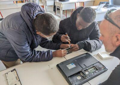 Élèves effectuant la réparation d'un pc portable