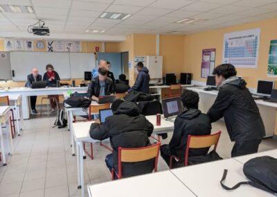 Session du club numerique avec des élèves dans une salle de classe