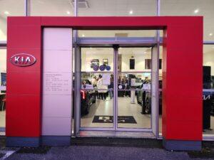 L'entrée de la concession Kia qui accueillait l'évènement
