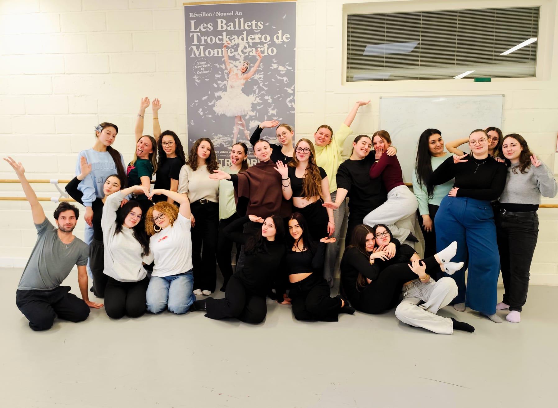 Le groupe de Terminales Esthétique pose avec Adriano Coletta.