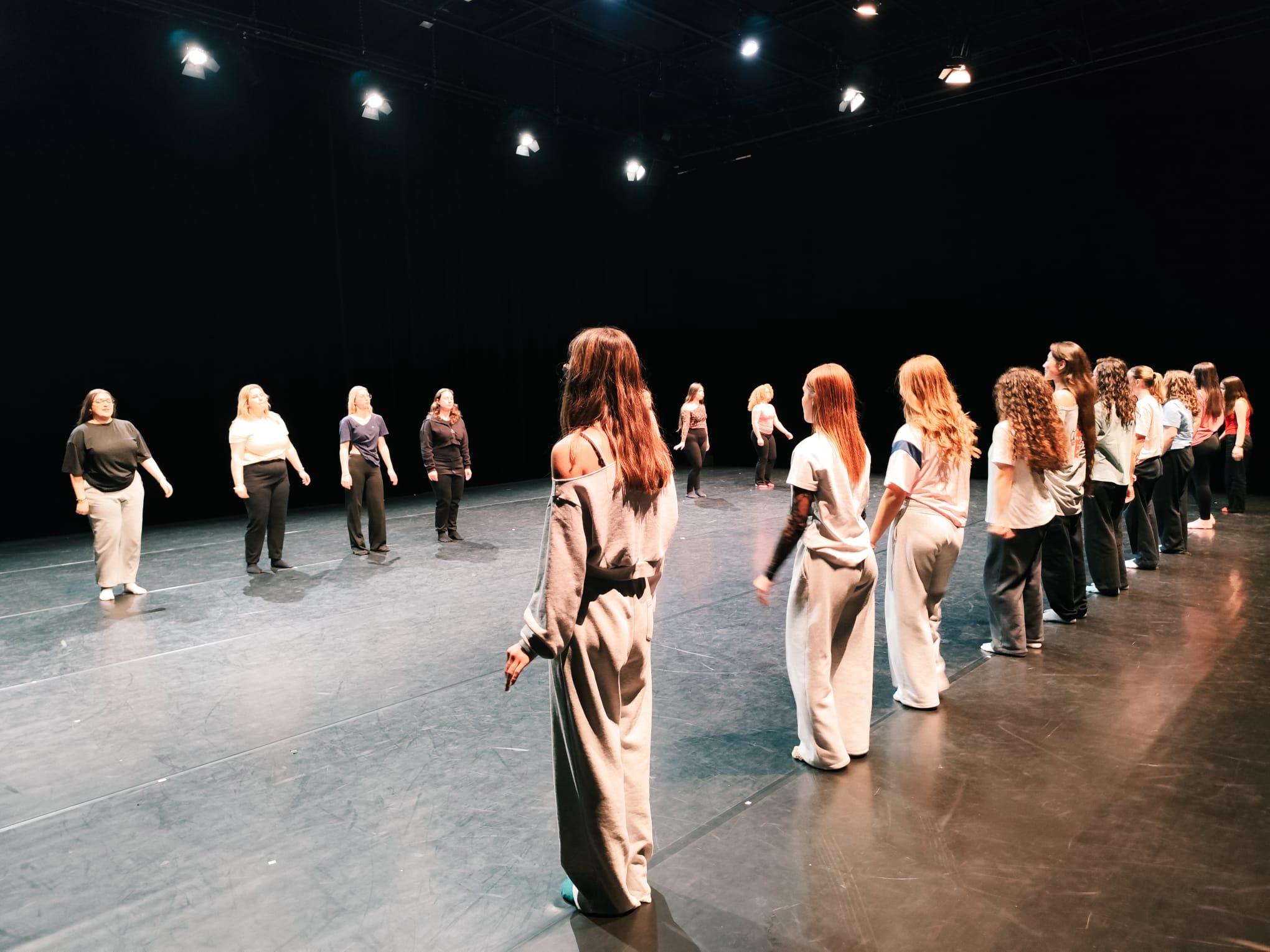 Les danseuses se font face sur deux lignes dans le studio du CCNO