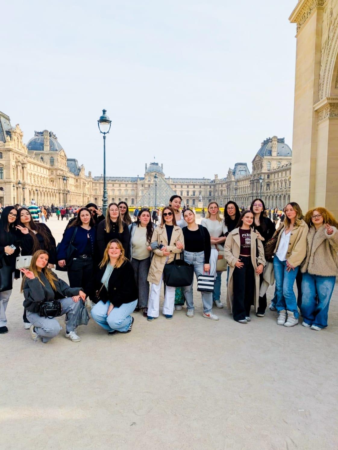 Le groupe à côté de l'arc de Triomphe du Carrousel, devant la pyramide du Louvre.