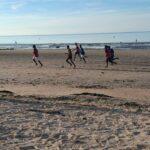Partie de foot sur la plage